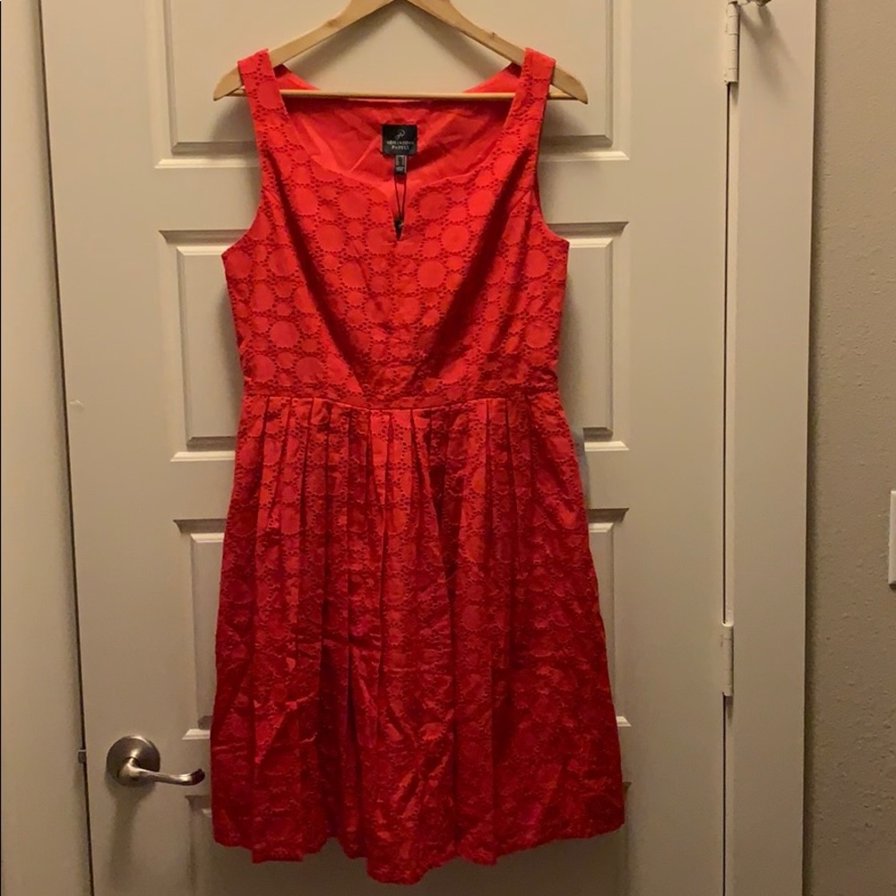 Sleeveless dress, low cut neckline